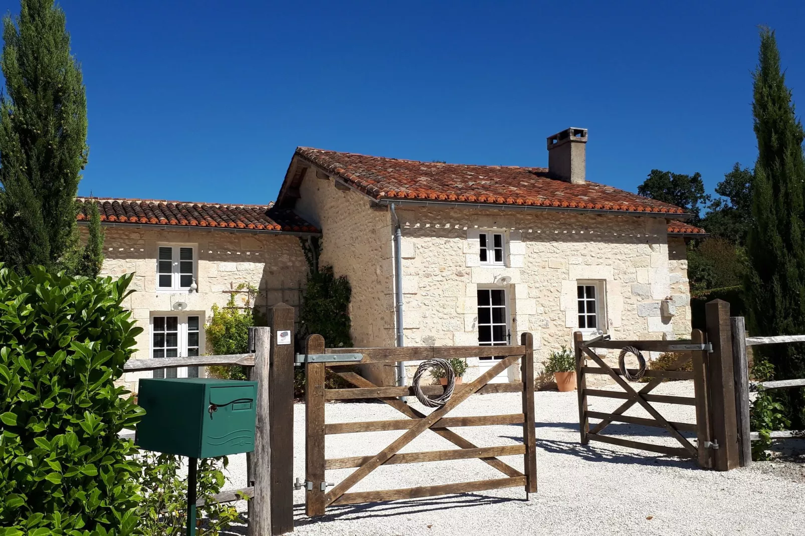 Maison de vacances Verteillac-Uitzicht zomer