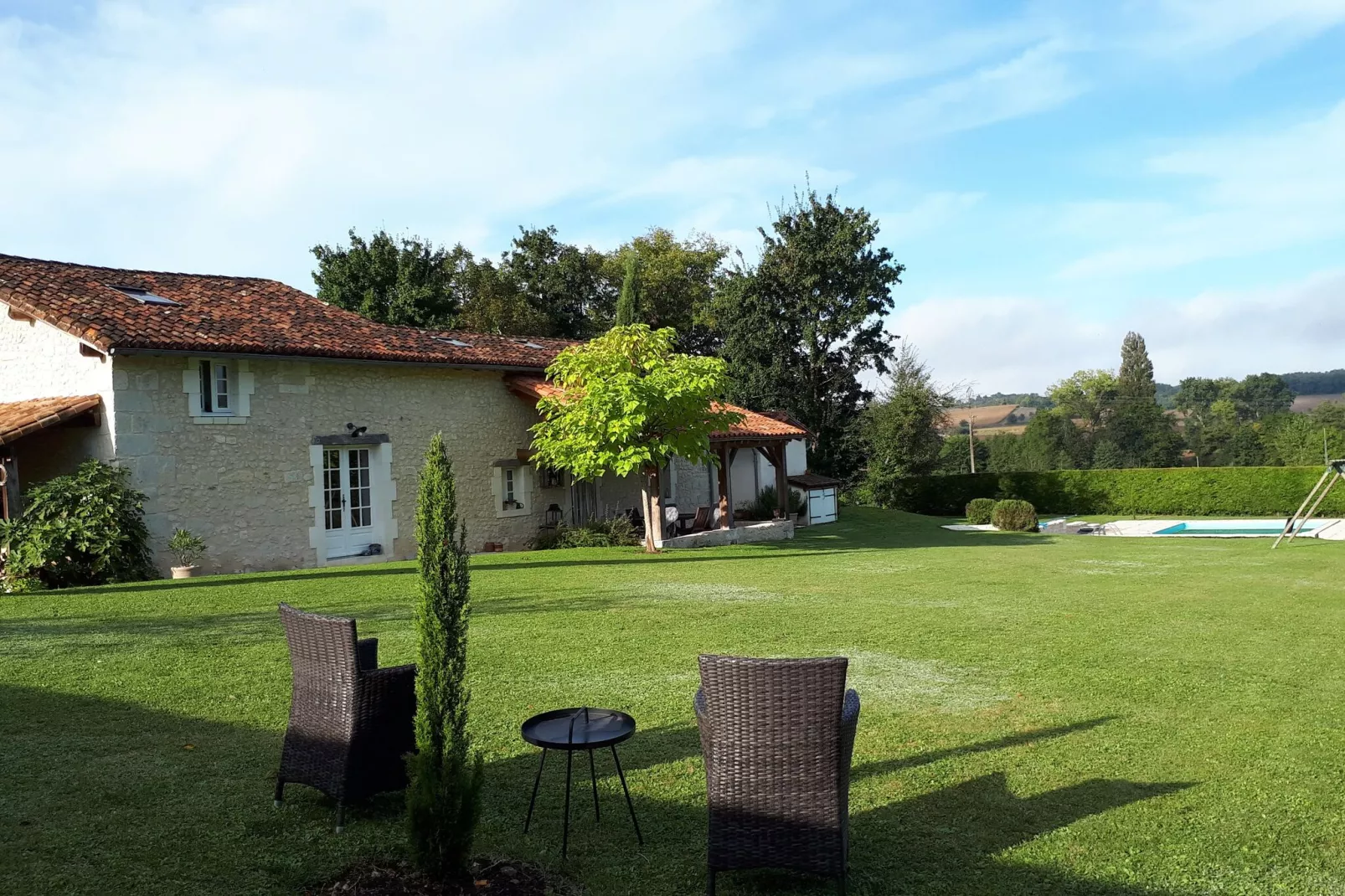 Maison de vacances Verteillac-Buitenkant zomer