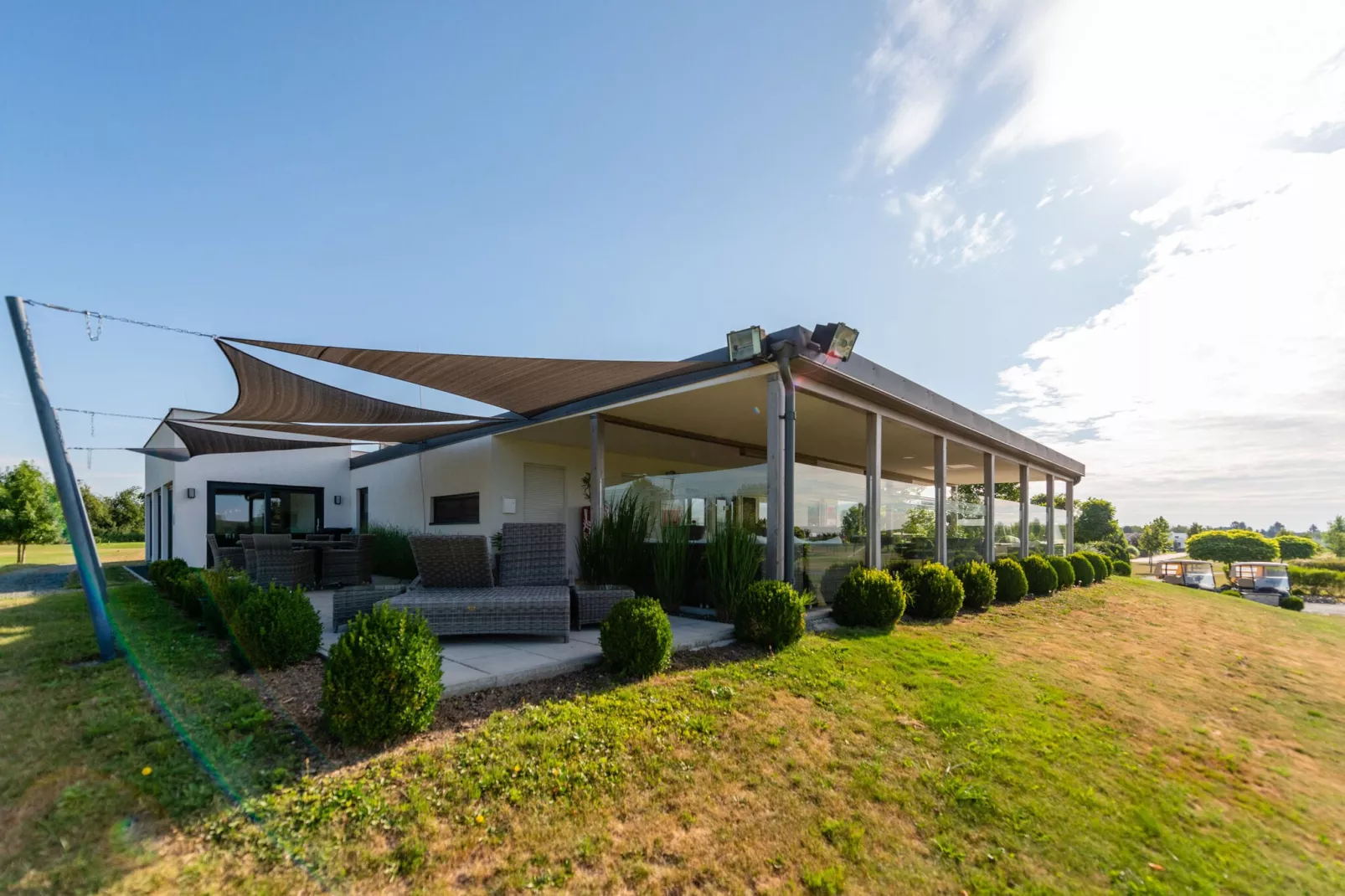 Modern appartement in Lutzmannsburg met zwemvijver en tuin-Buitenkant zomer