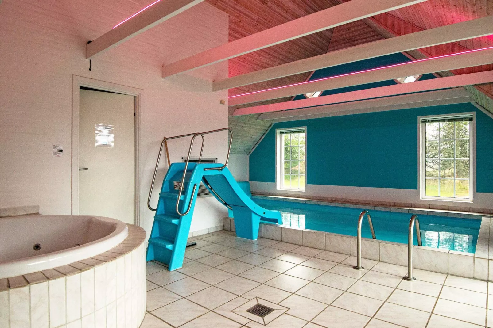 Rietgedekt vakantiehuis in Ulfborg met sauna-Zwembad