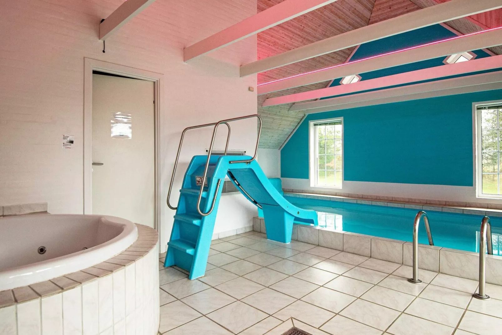 Rietgedekt vakantiehuis in Ulfborg met sauna-Zwembad