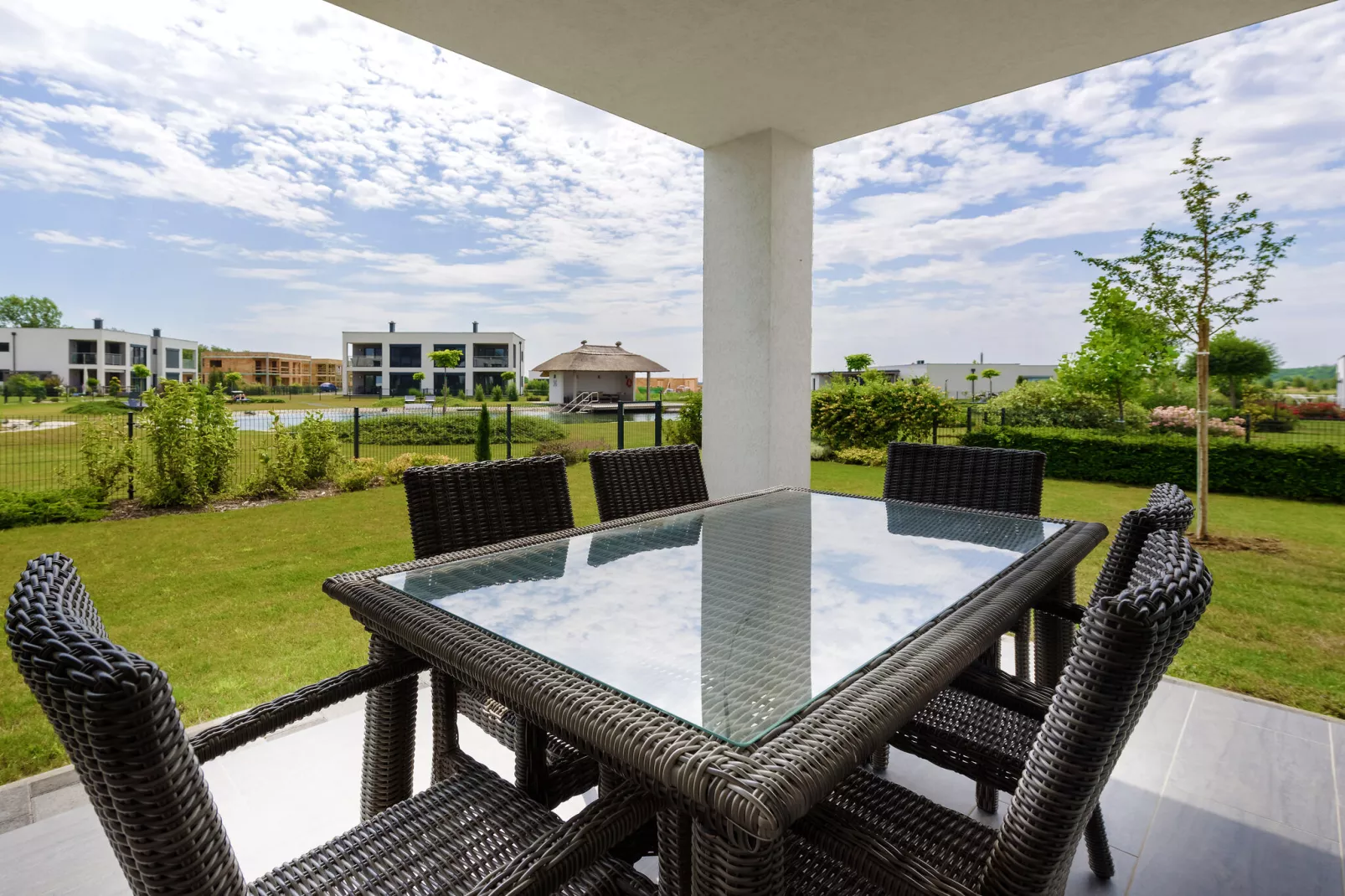 Modern appartement in Lutzmannsburg met zwemvijver en tuin-Terrasbalkon