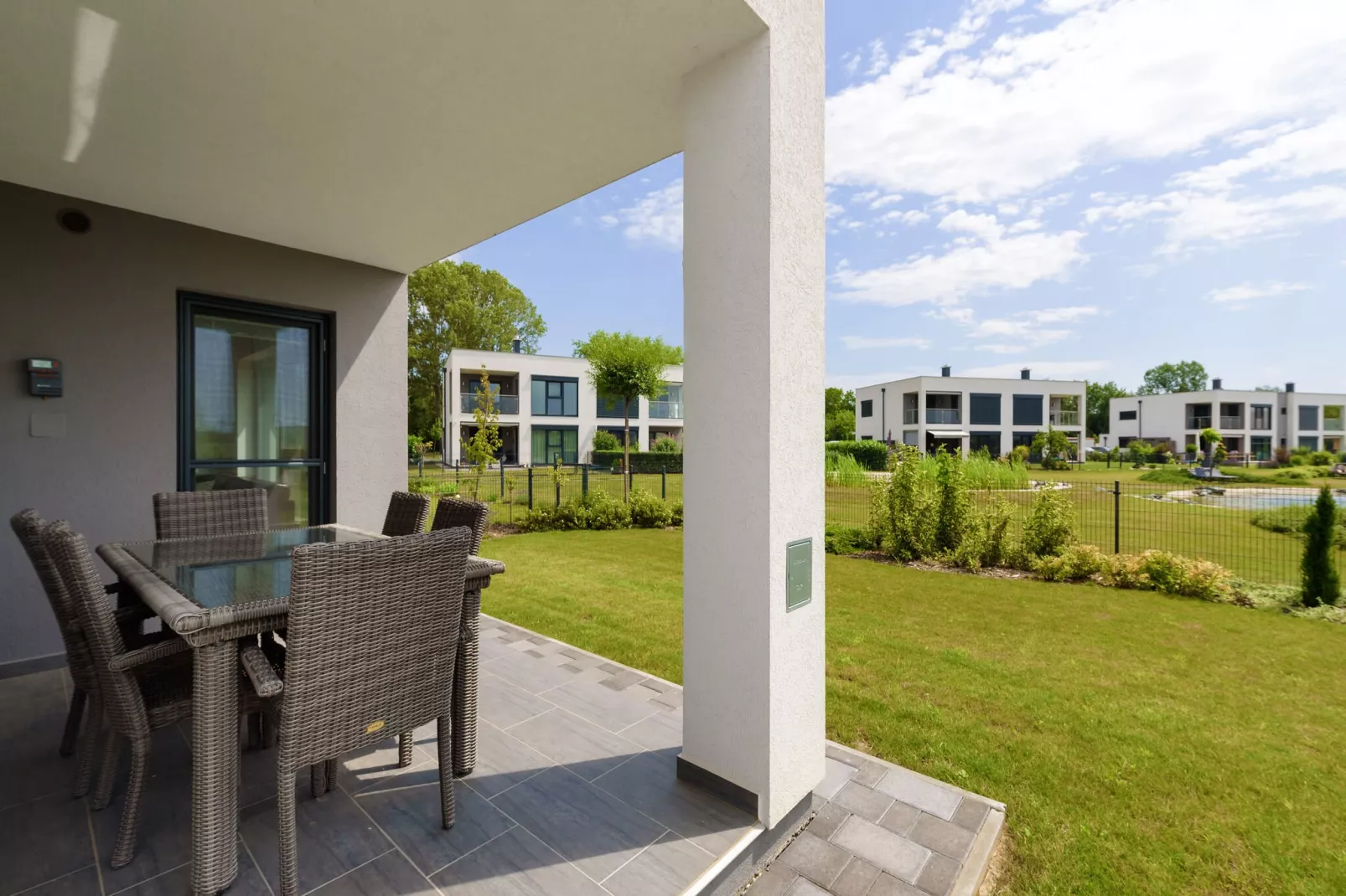 Modern appartement in Lutzmannsburg met zwemvijver en tuin-Uitzicht zomer