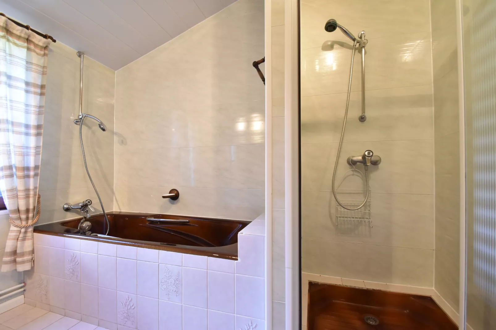 St Julien de Lampon-Badkamer