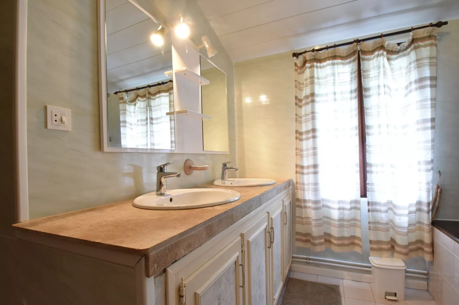 St Julien de Lampon-Badkamer