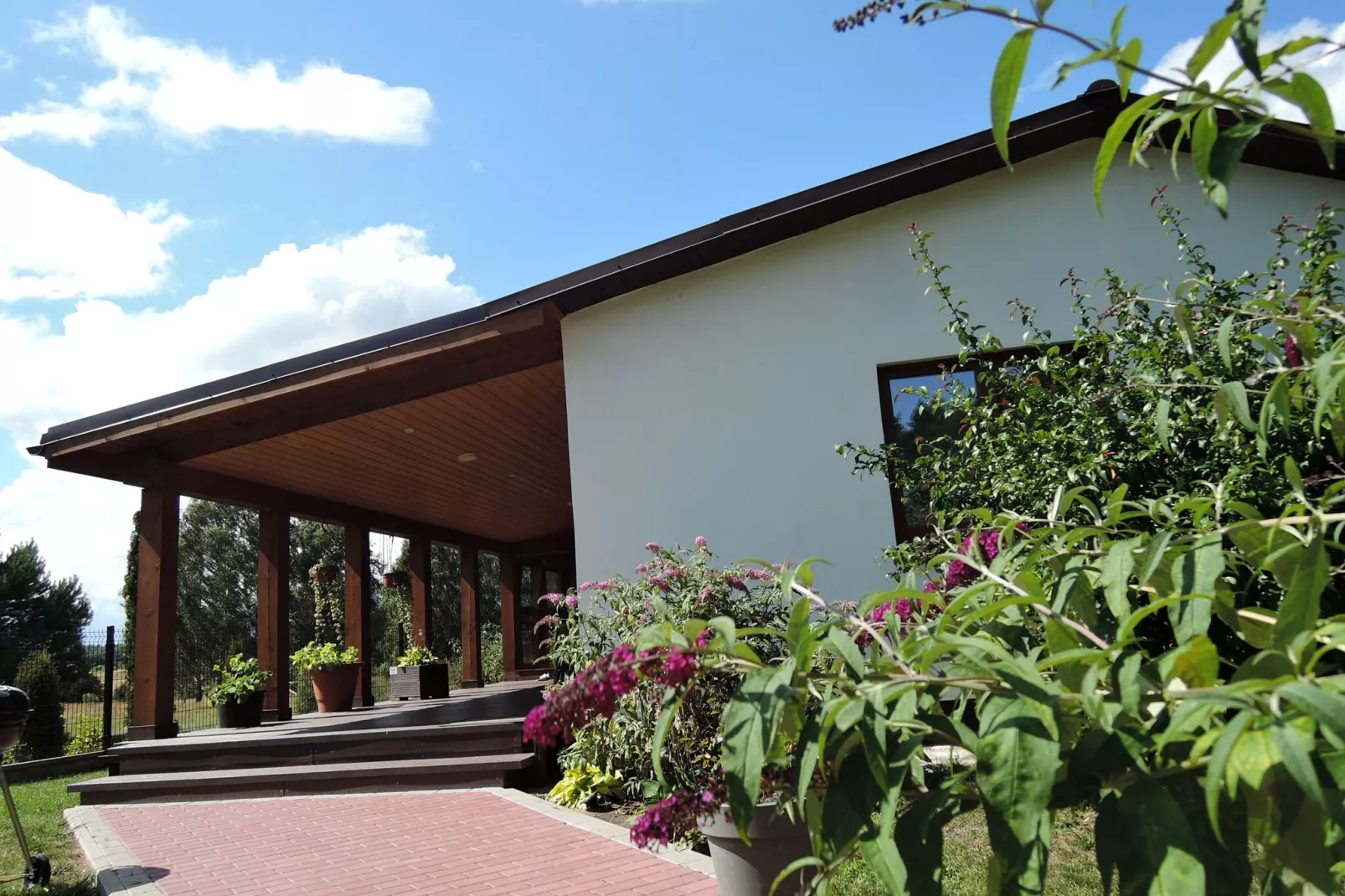 HolidayHouse with the big tarasse&garden in Kolczewo LIT-Buitenkant zomer