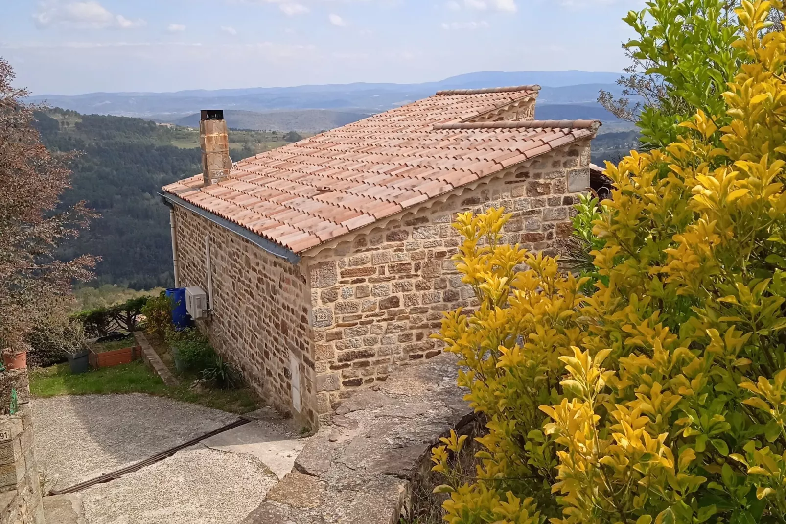 Maison de vacances Chassiers grand-Buitenkant zomer