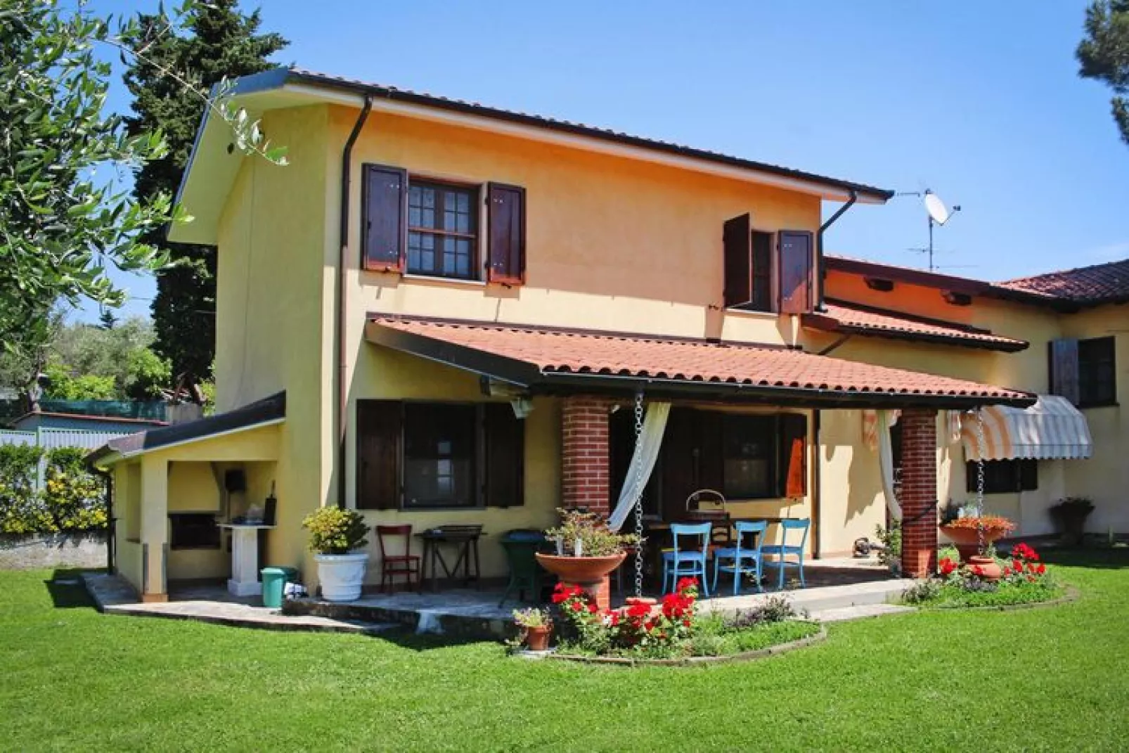 Holiday home Villa del Pino, Massarosa-Villa del Pino-Buitenkant zomer