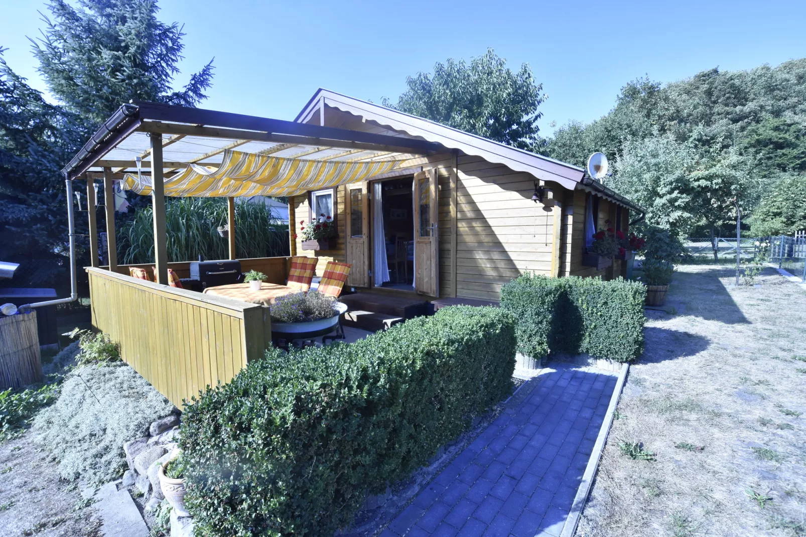 Bungalow Andrea am Salzhaff mit Garten-Buitenkant zomer