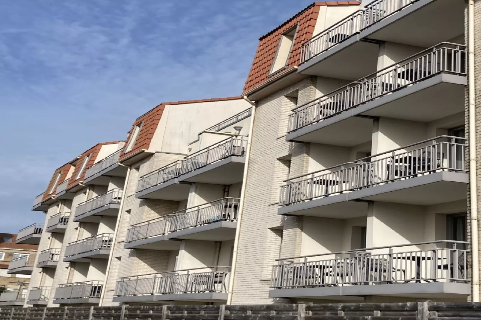 Appartement moderne avec terrasse - Buitenkant zomer