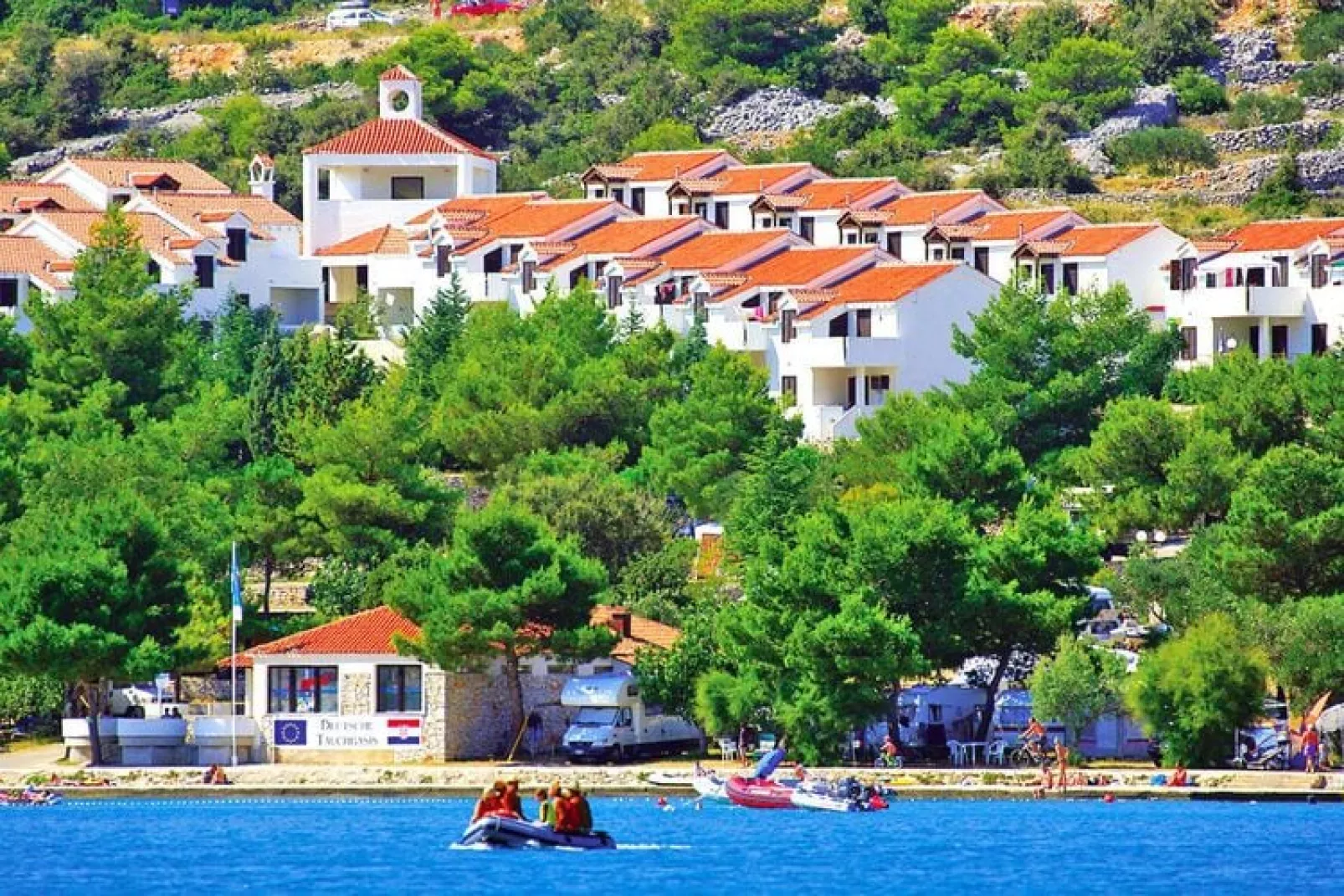 Holiday resort Jezera Village, Jezera-3-Raum-App., C4+2, ca. 45 qm, für 6 Pers.-Gebieden zomer 5km