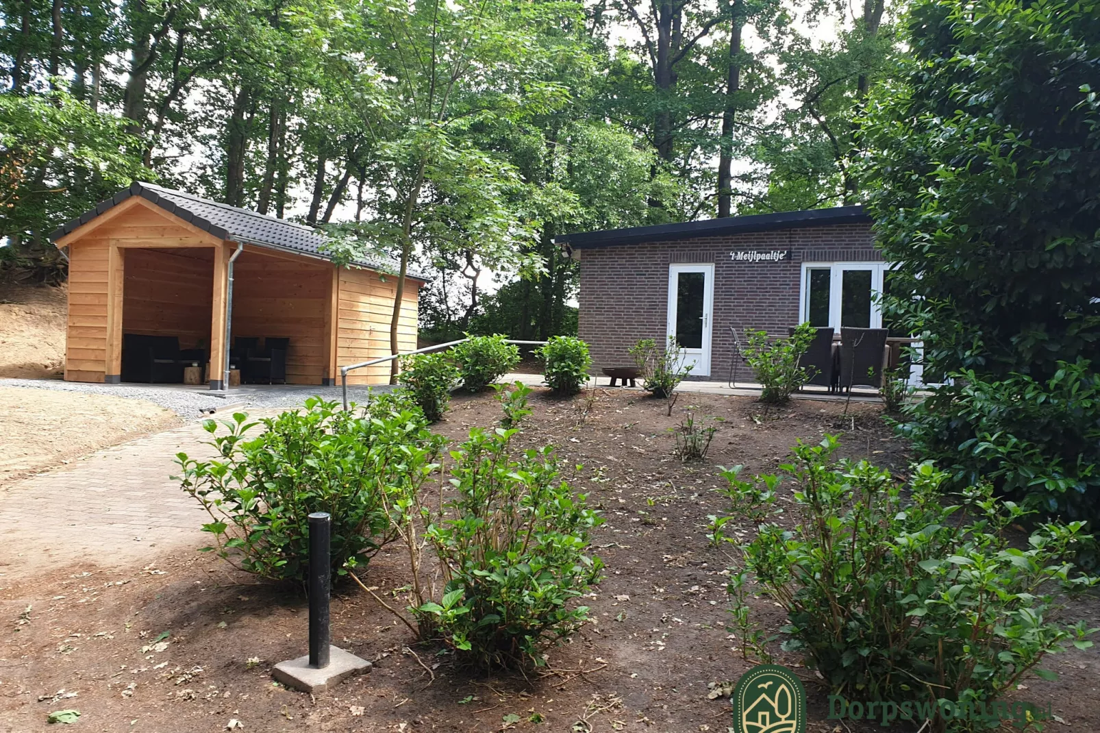 Dorpswoning In het Bos-Buitenkant zomer