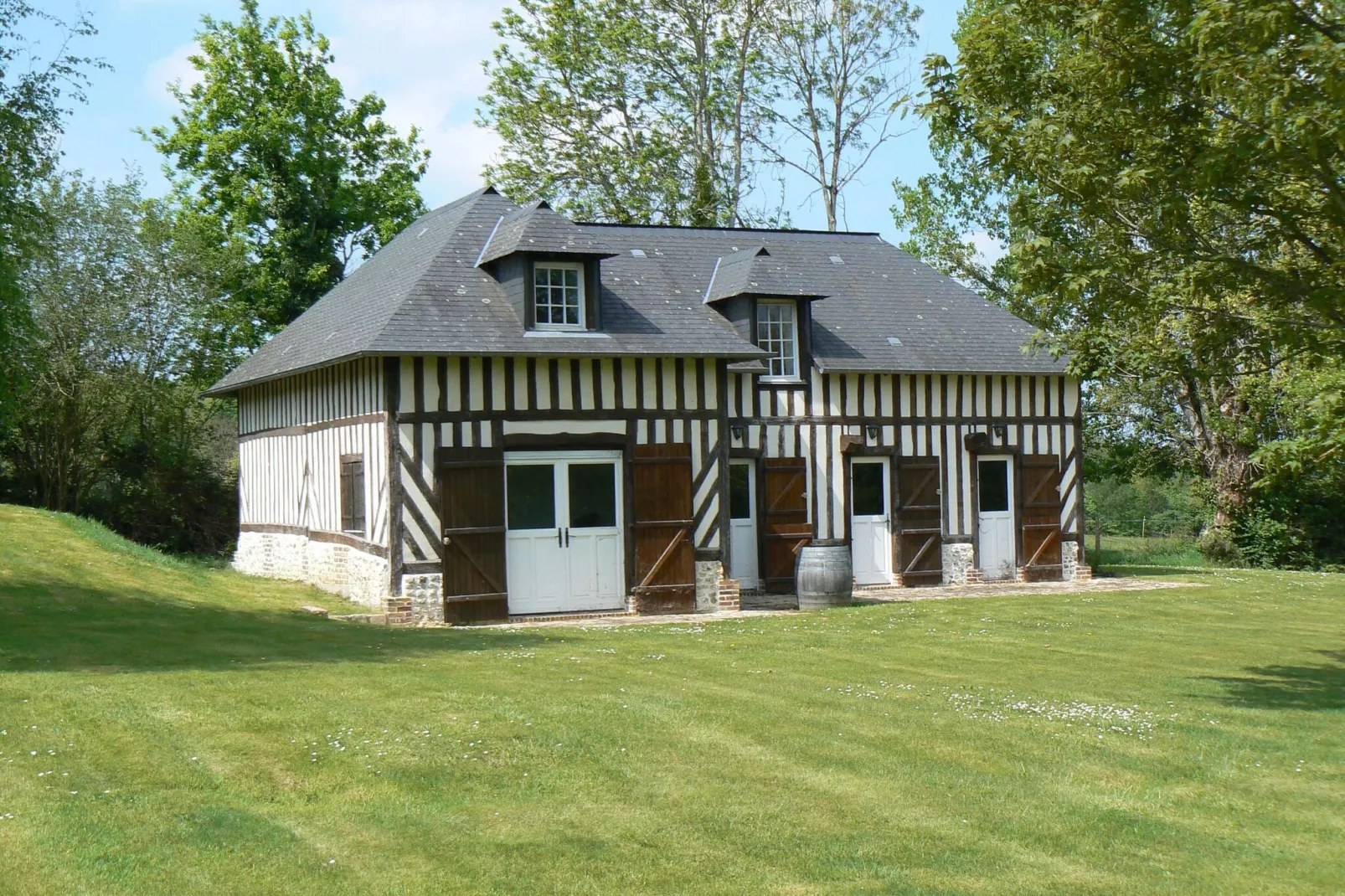 Property in Le Mesnil sur Blangy-Buitenkant zomer
