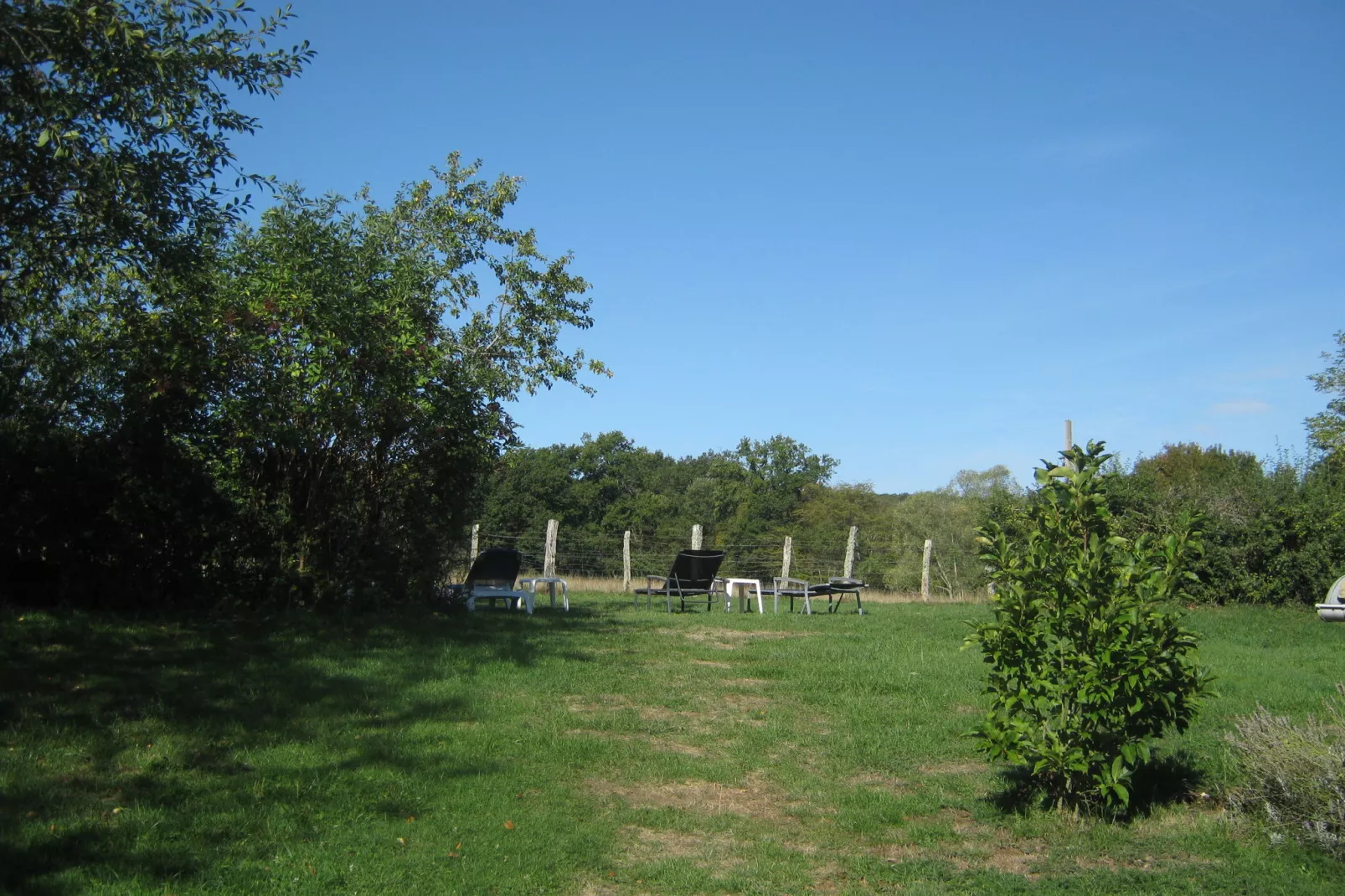 Maison de vacances Vitry Lache-Tuinen zomer