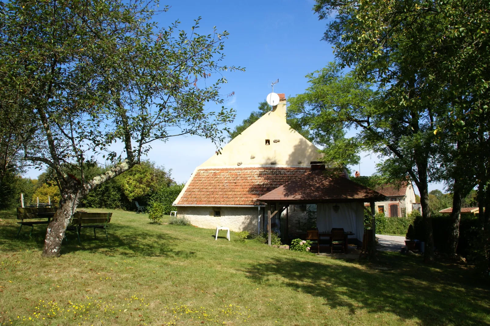 Maison de vacances Vitry Lache-Tuinen zomer