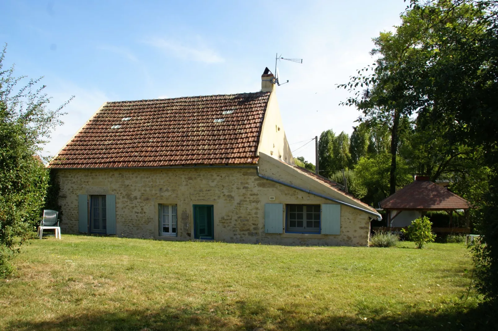 Maison de vacances Vitry Lache-Tuinen zomer