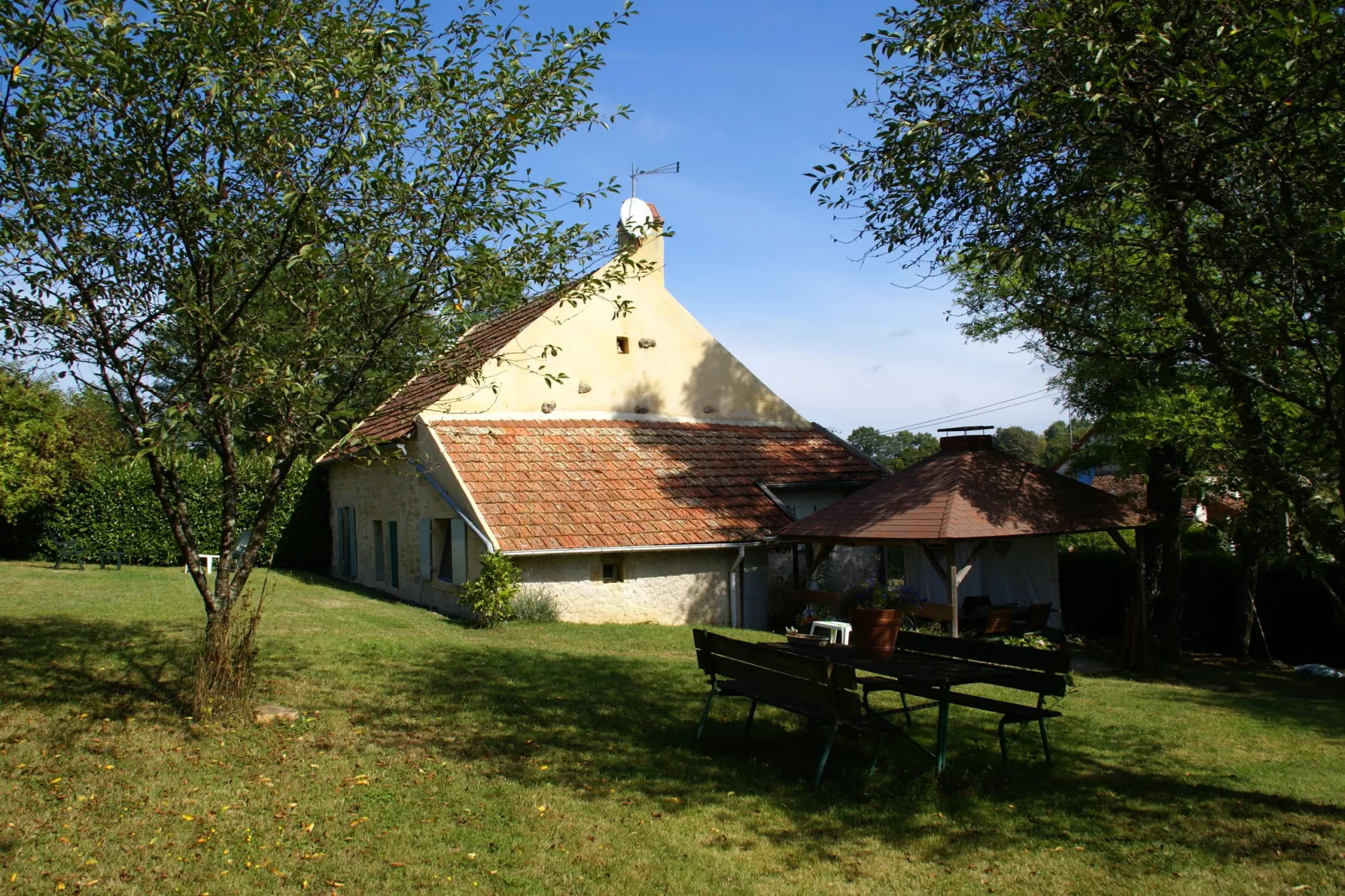 Maison de vacances Vitry Lache-Tuinen zomer