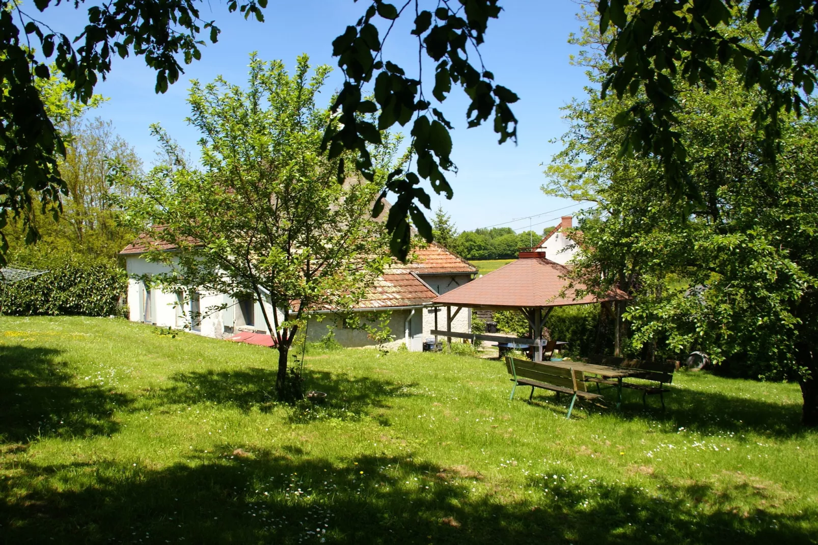 Maison de vacances Vitry Lache-Tuinen zomer