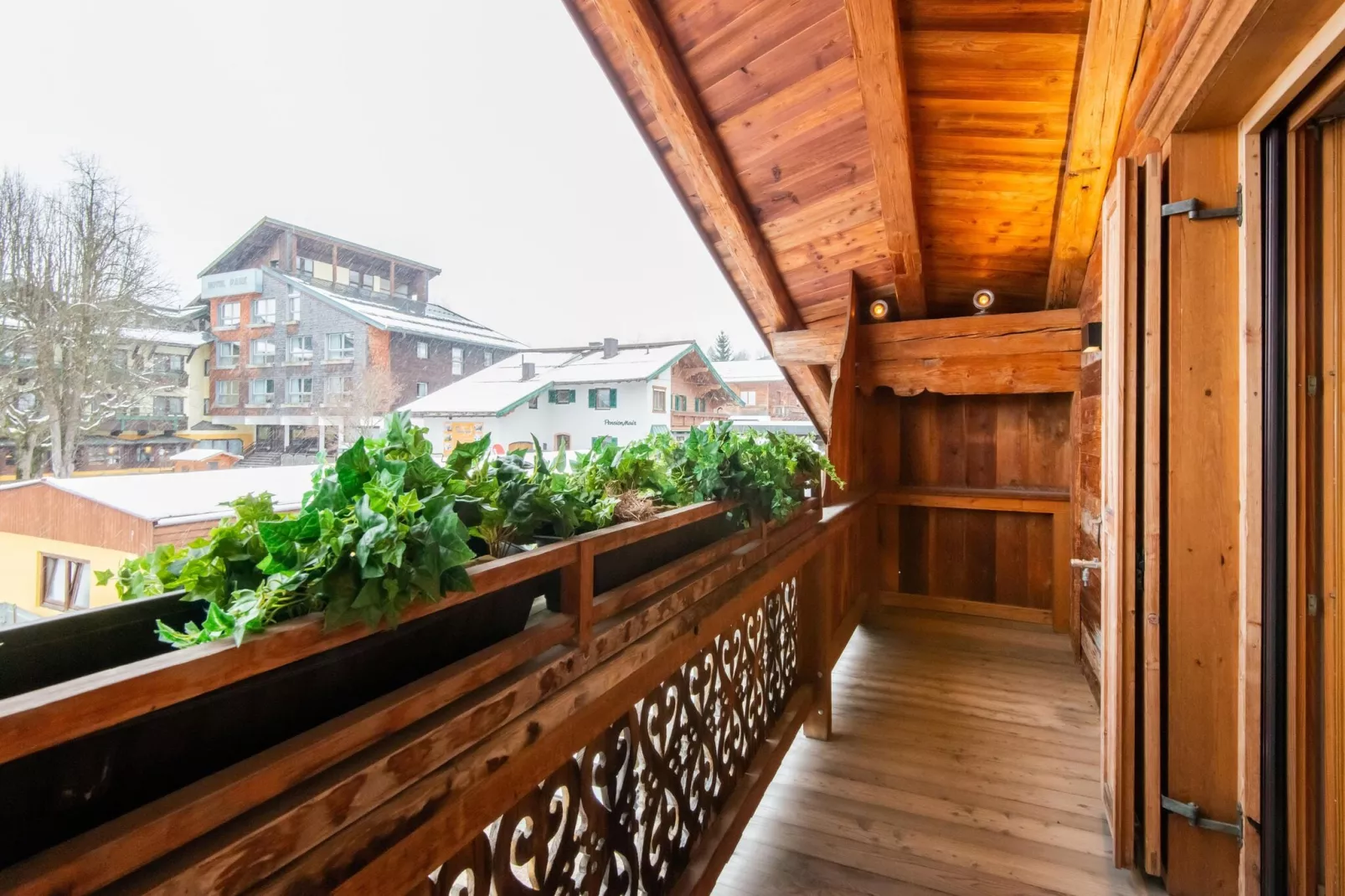 Luxury-Chalet in St Johann in Tirol-Terrasbalkon