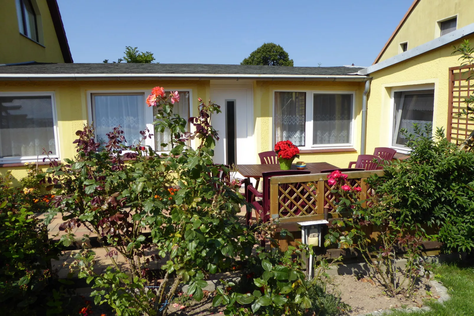 Kleintierbauernhof mit Gartenterrasse-Buitenkant zomer