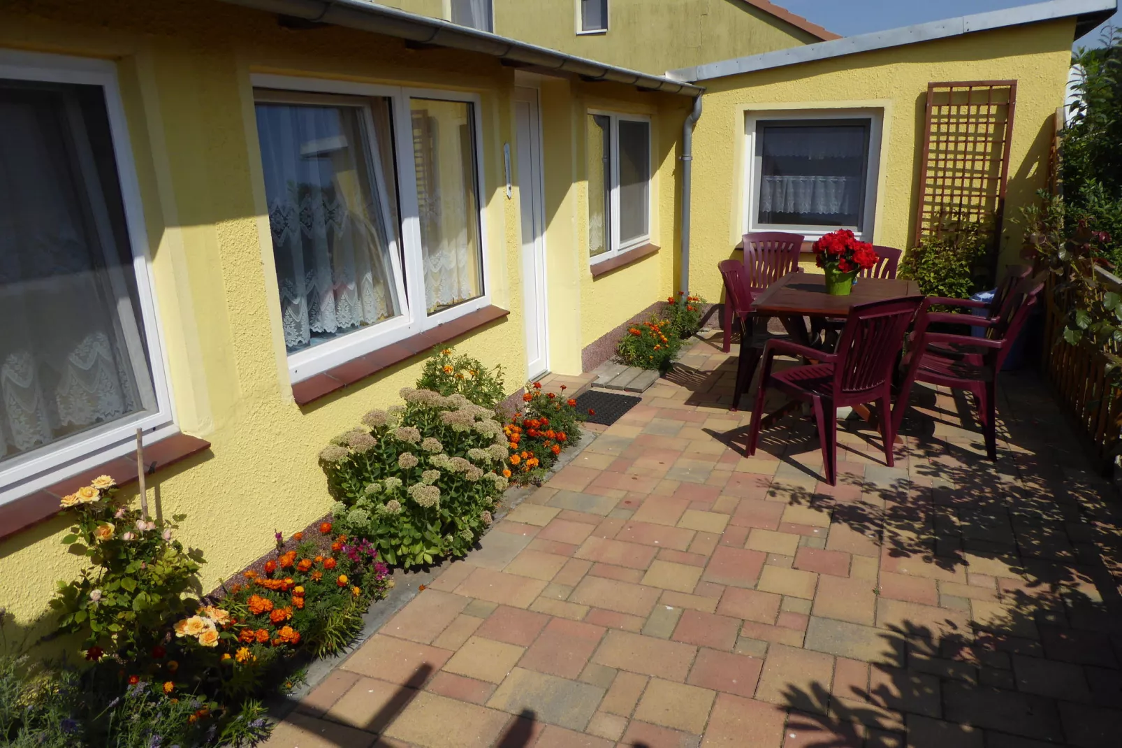 Kleintierhof mit Gartenterrasse-Buitenkant zomer