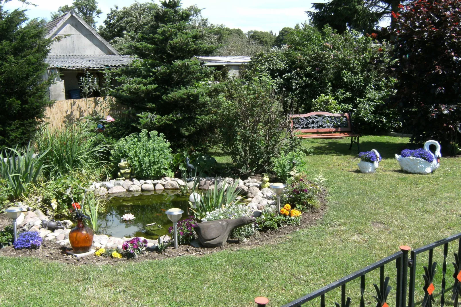 Kleintierhof mit Gartenterrasse-Tuinen zomer
