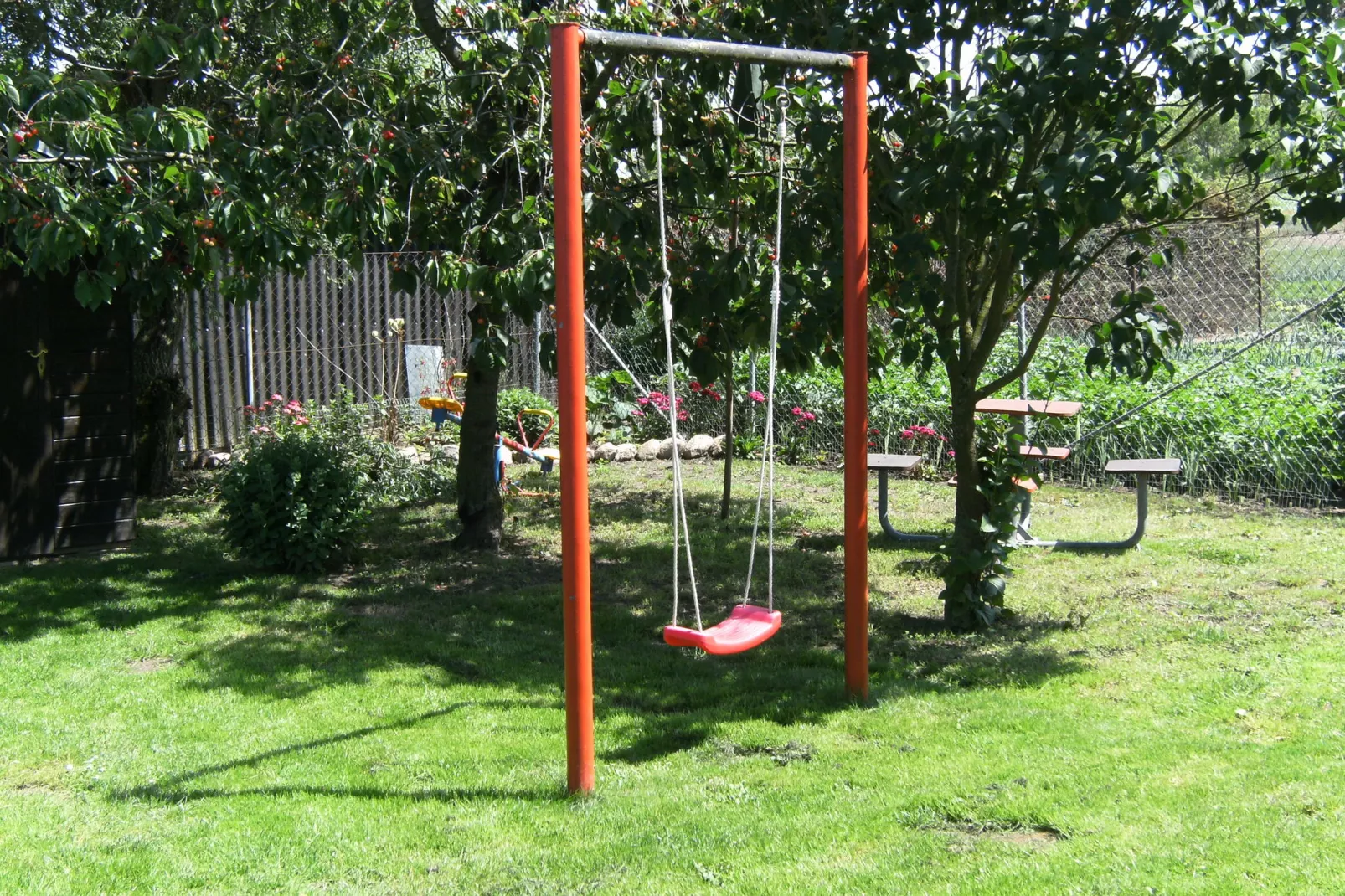 Kleintierhof mit Gartenterrasse-Uitzicht zomer