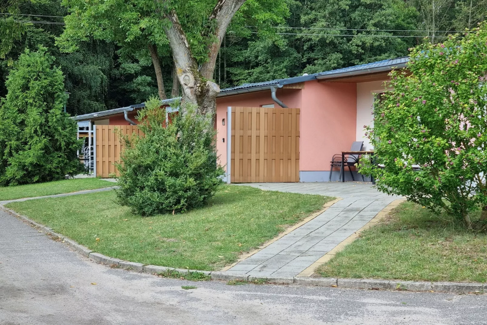 Reihenbungalow Nr 5 Belegung 1-2 Personen-Buitenkant zomer