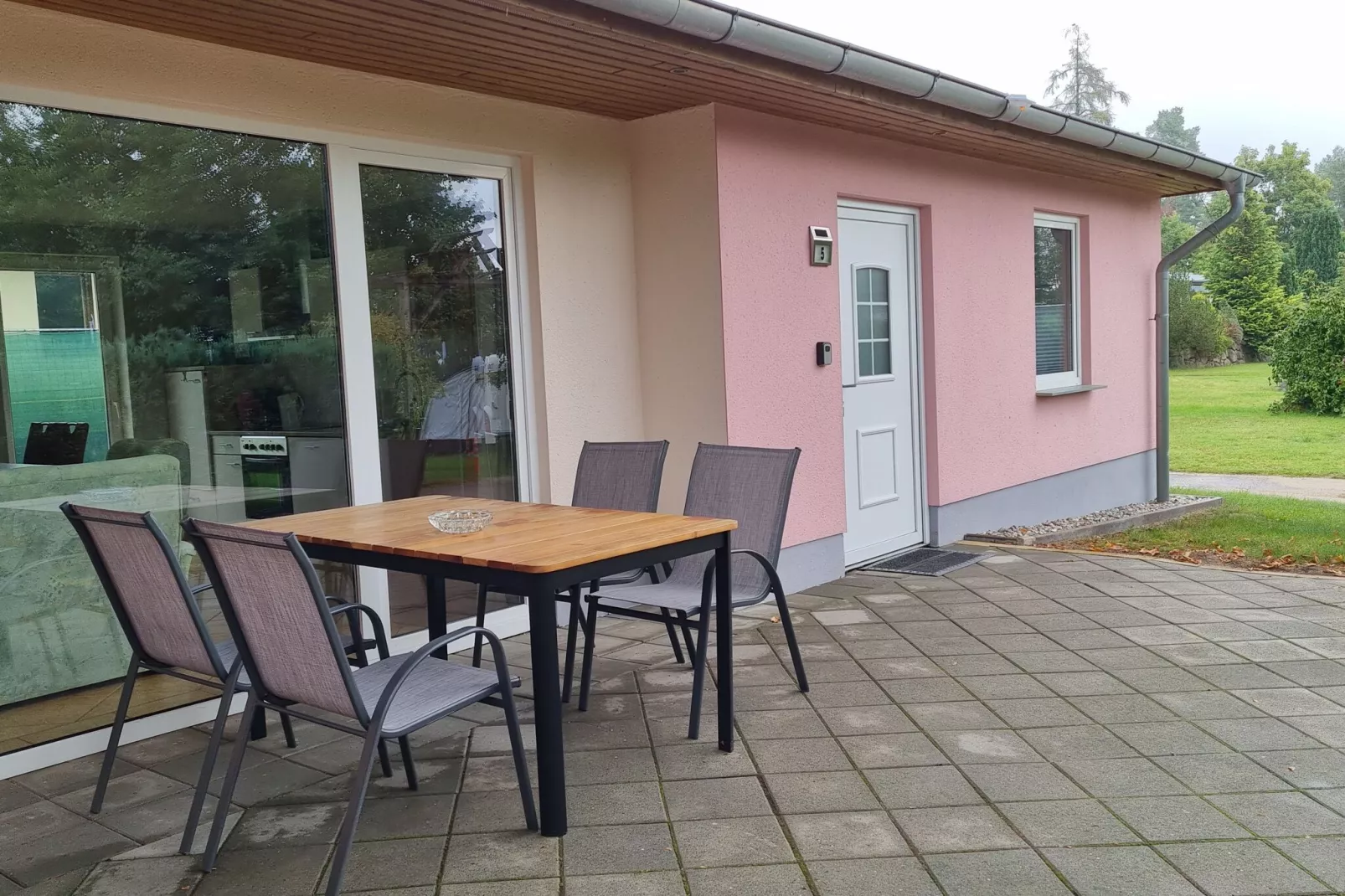 Reihenbungalow Nr 5 Belegung 1-2 Personen-Terrasbalkon