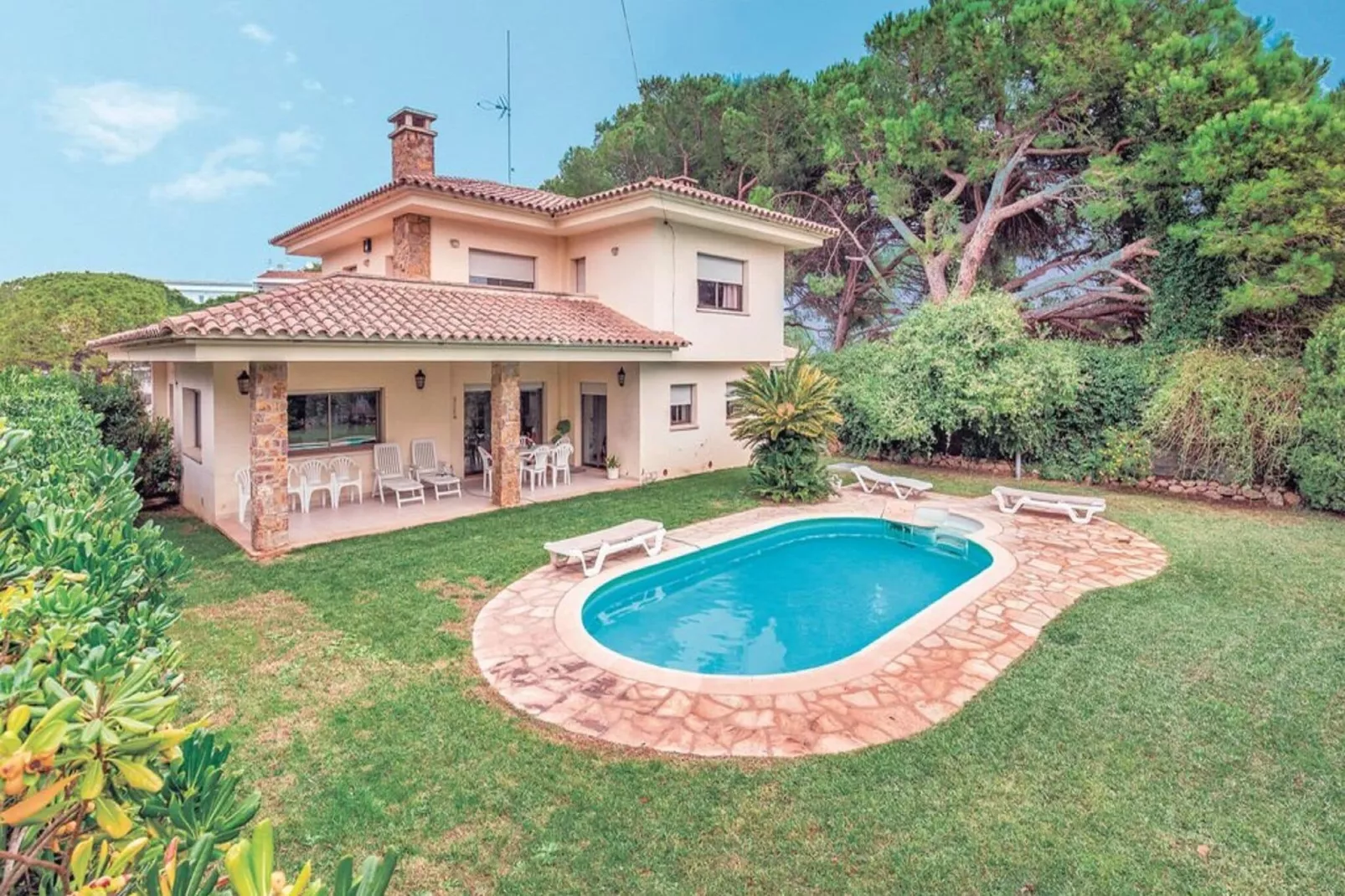 Casa con piscina y jardín L'Escala-Buitenkant zomer