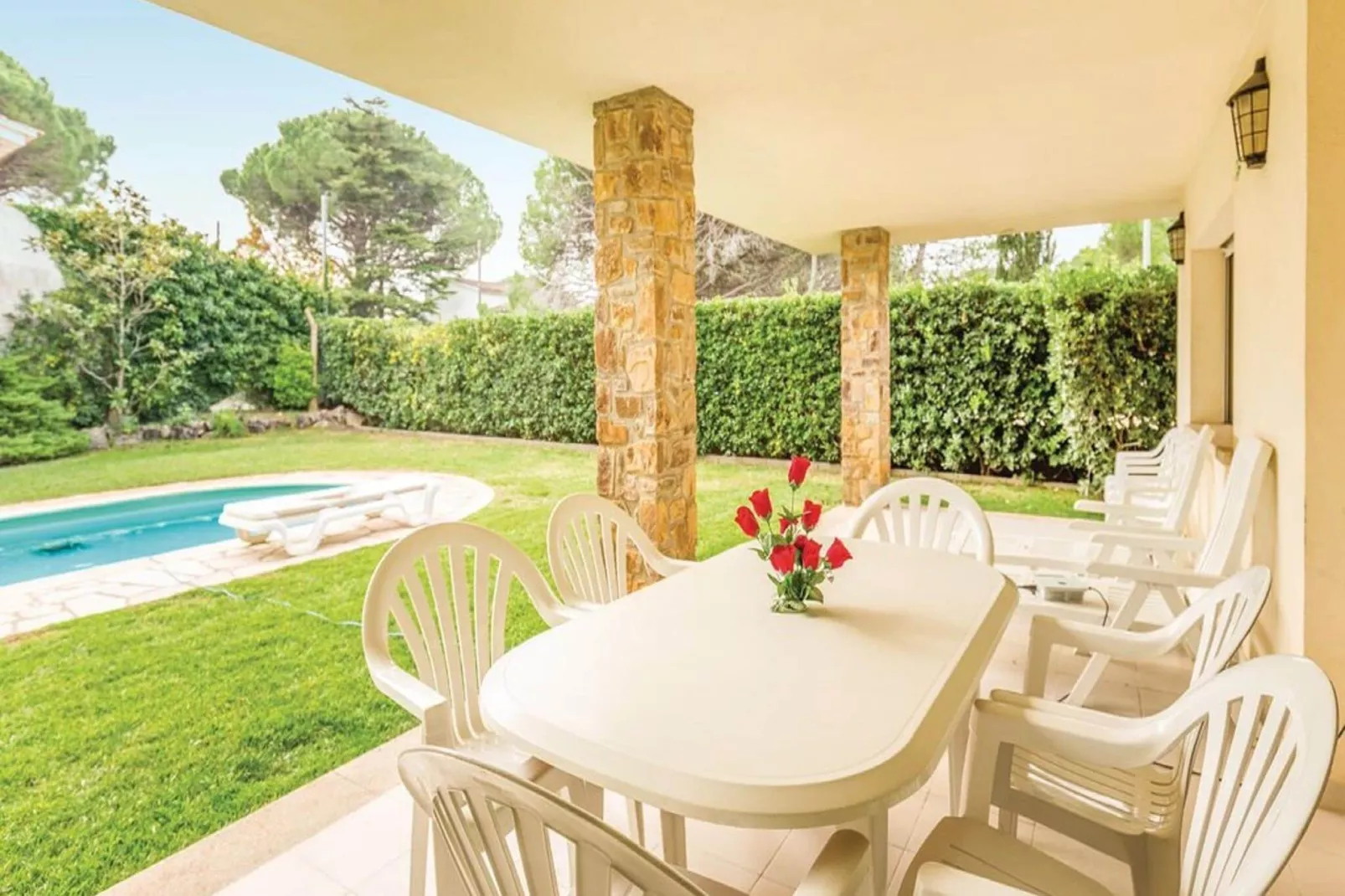 Casa con piscina y jardín L'Escala-Tuinen zomer