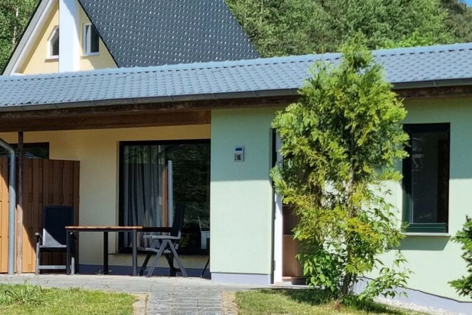 Reihenbungalow Nr 10 / Belegung 4 Personen-Buitenkant zomer