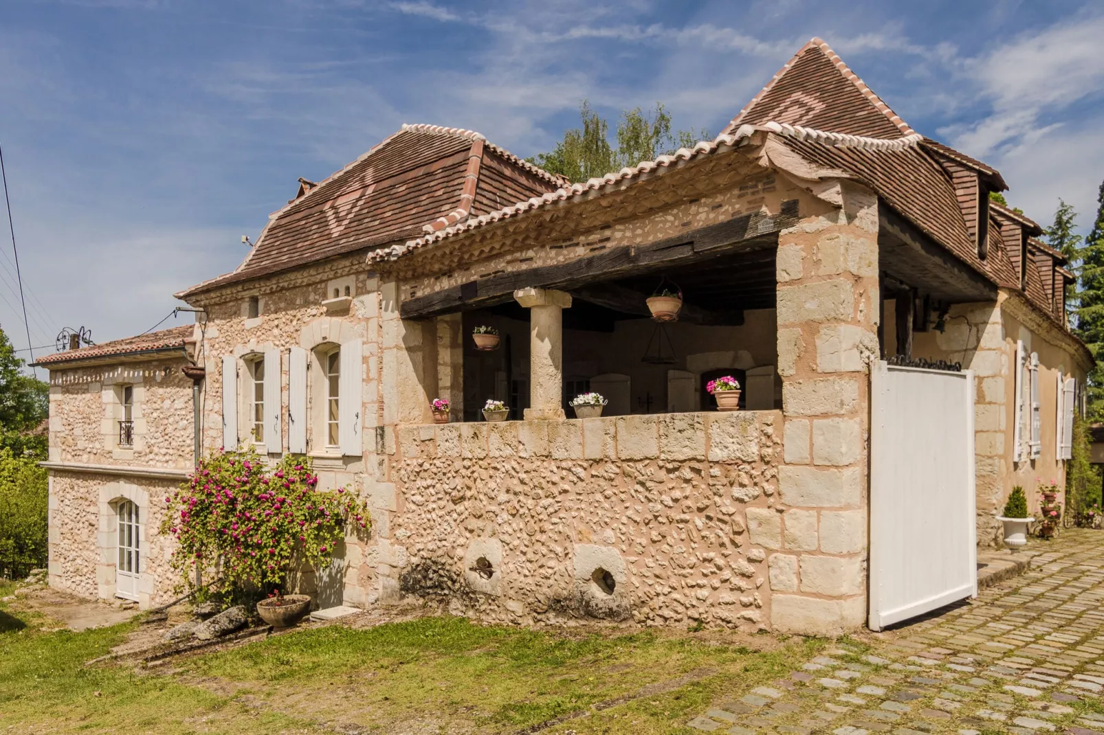 Manoir de la Baronie 16P-Buitenkant zomer