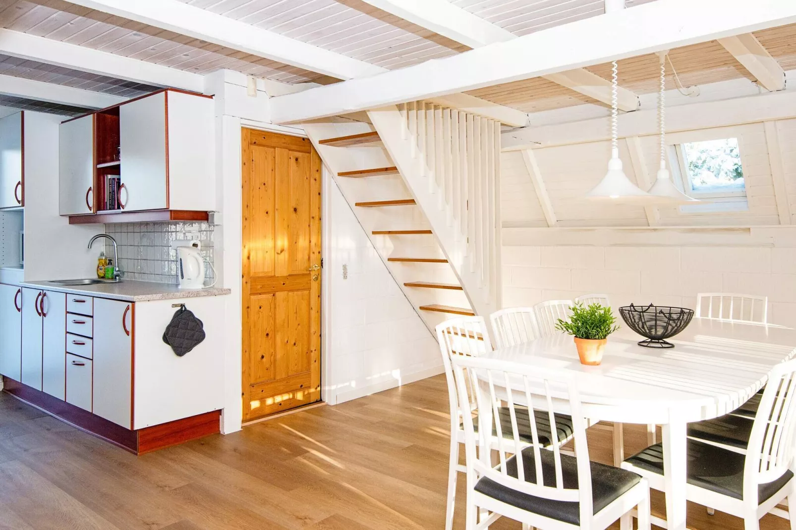 Speciaal vakantiehuis in Glesborg met een terras-Binnen