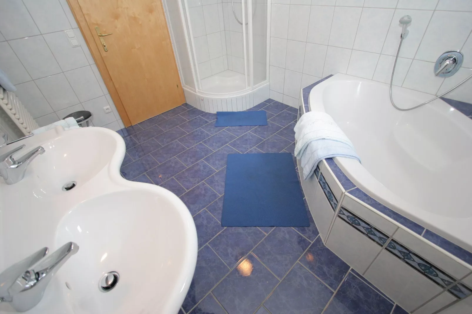 Karin Oben 10PAX-Badkamer
