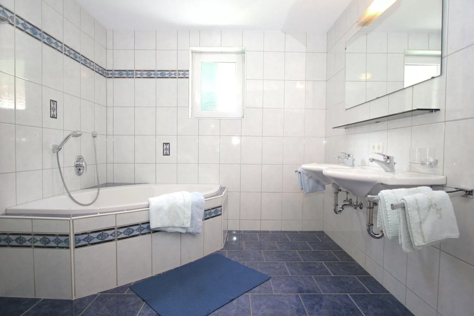 Karin Oben 10PAX-Badkamer