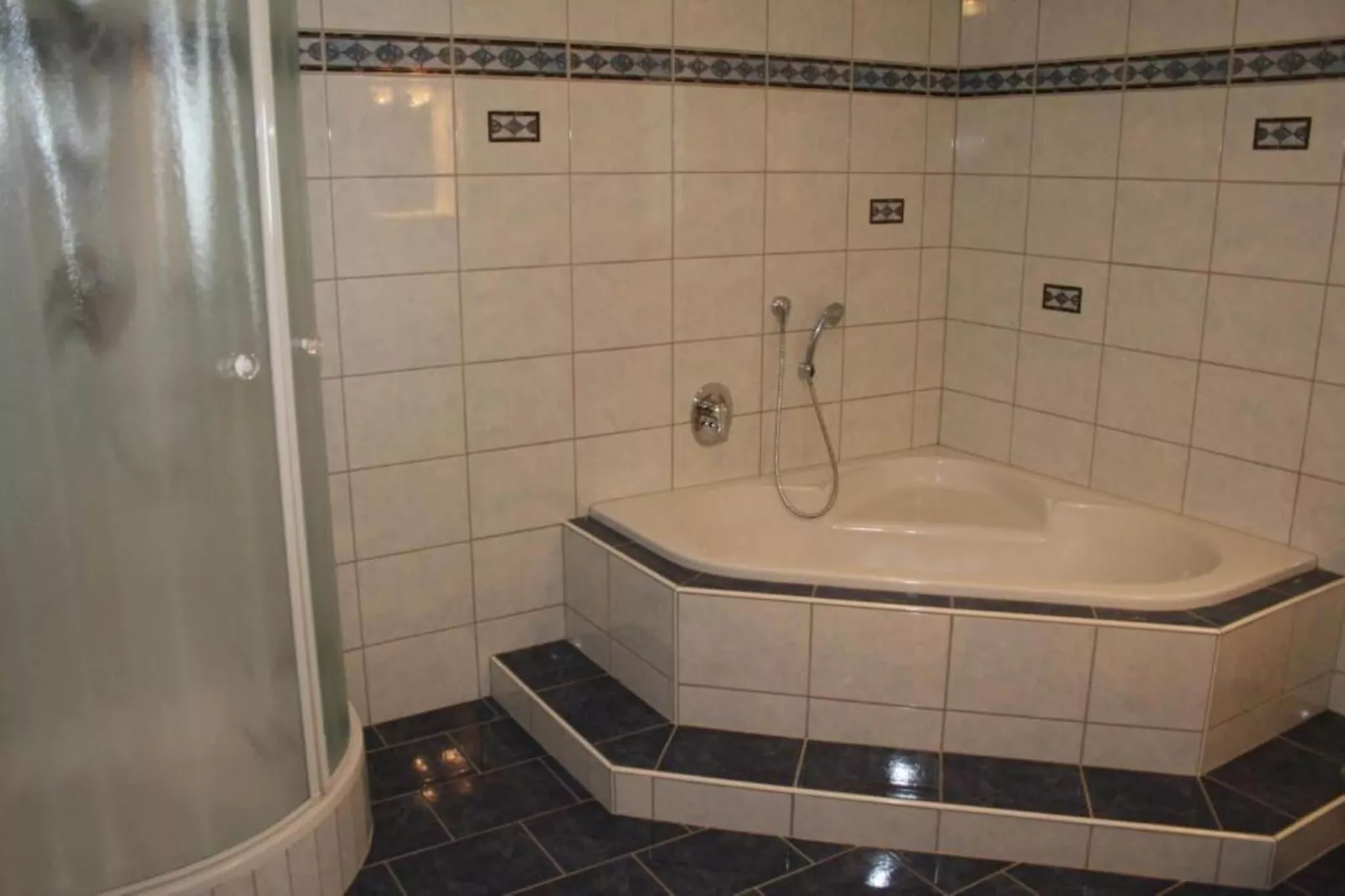 Karin Unten 8PAX-Badkamer