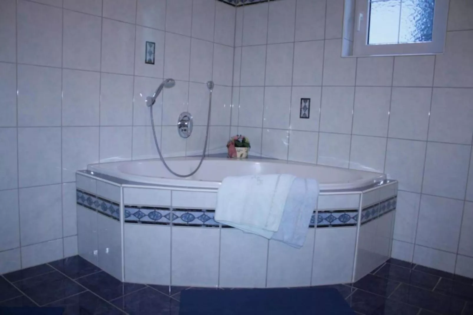 Karin Unten 8PAX-Badkamer