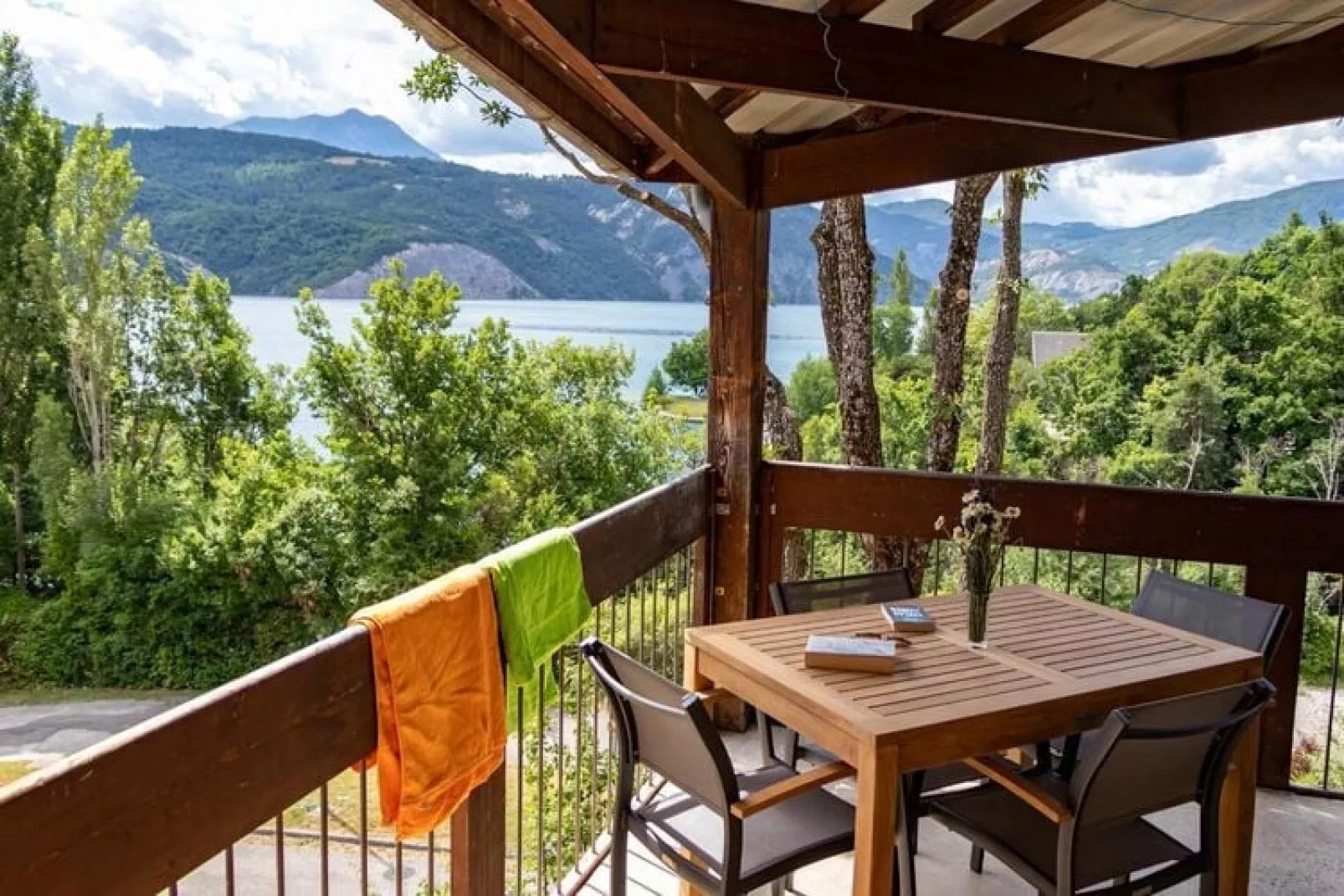 Domaine de l'Ecrin du Lac Chorges Mobile Homes - Petit Chalet 30qm 4 pers-Terrasbalkon