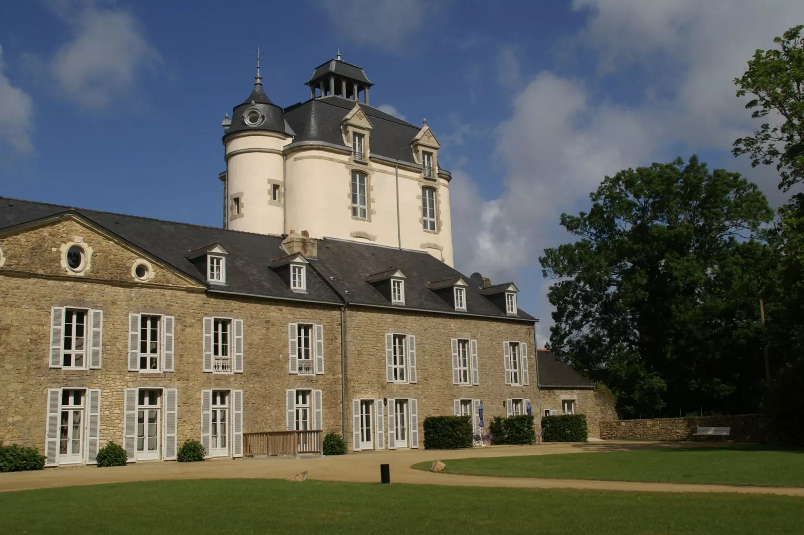 Le Château de Keravéon 1-Buitenkant zomer