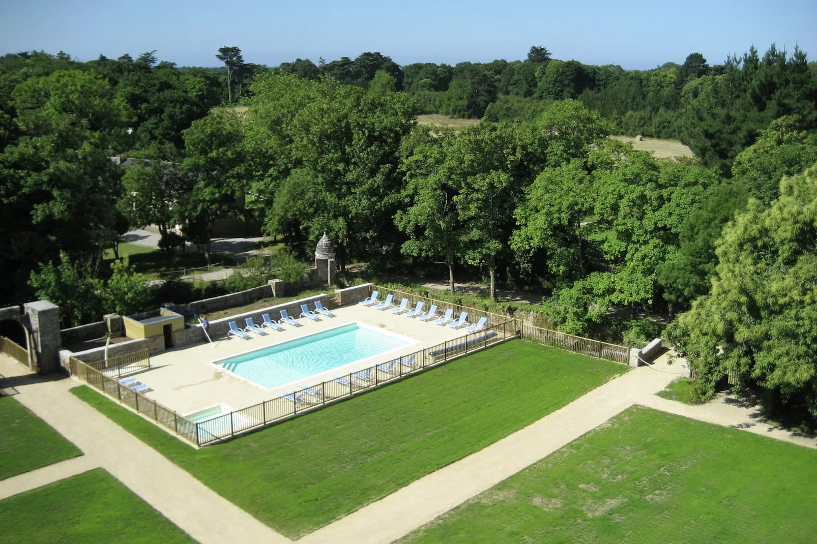 Le Château de Keravéon 1-Tuinen zomer