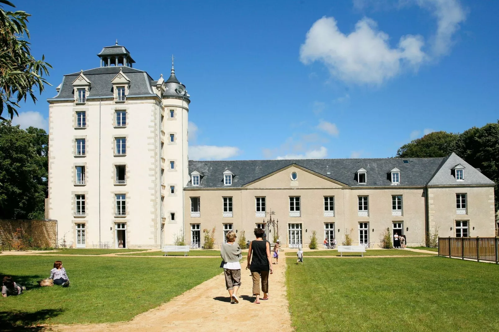 Le Château de Keravéon 3-Buitenkant zomer