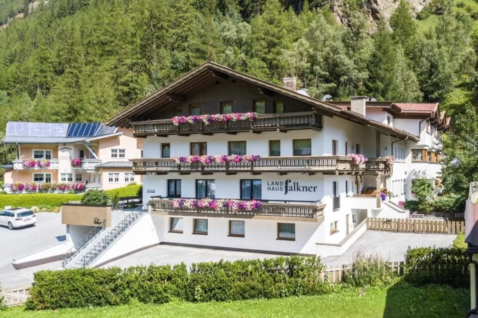 Landhaus Falkner Sölden-Buitenkant zomer