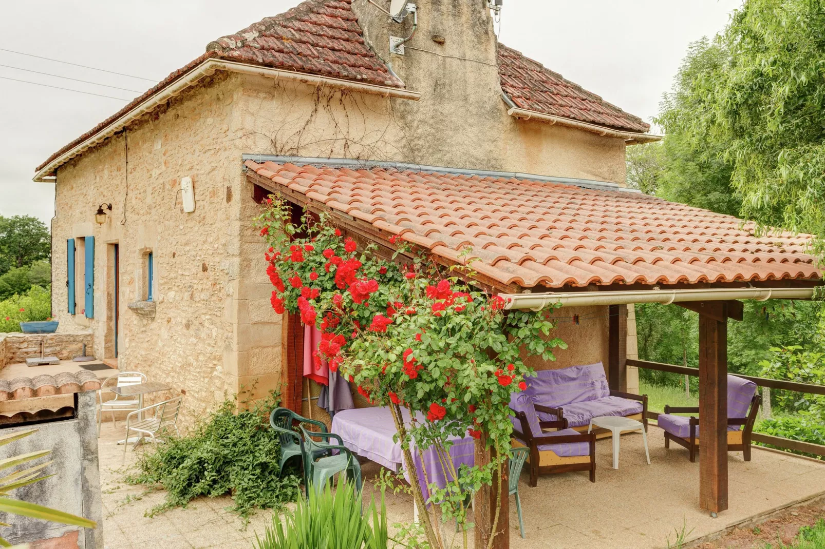 Maison de vacances Besse Le Moulinal Bas-Buitenkant zomer