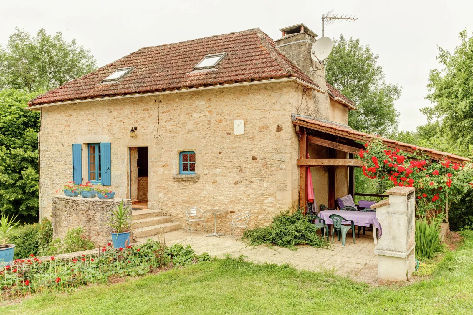 Maison de vacances Besse Le Moulinal Bas-Buitenkant zomer