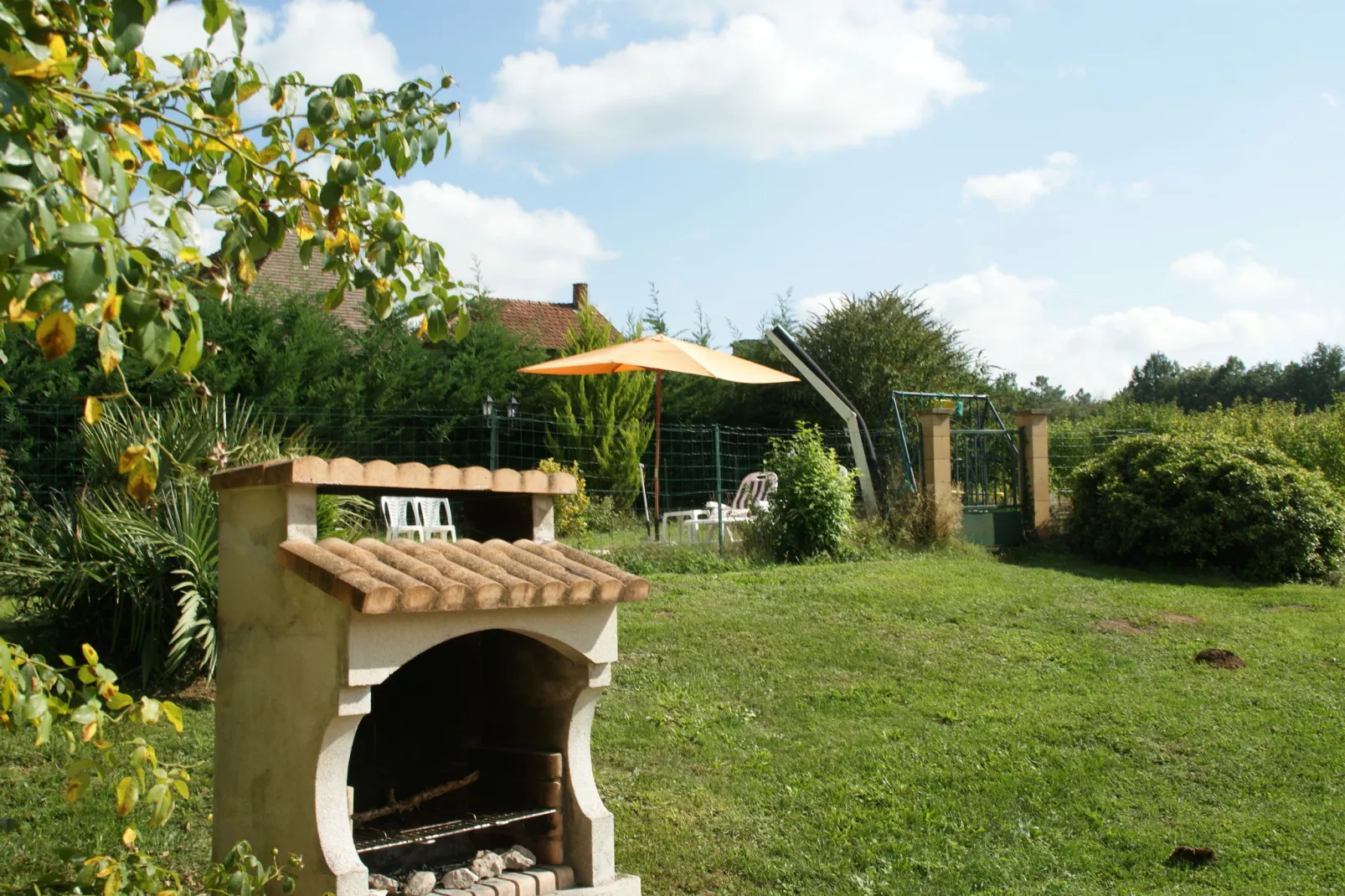 Maison de vacances Besse Le Moulinal Bas-Tuinen zomer