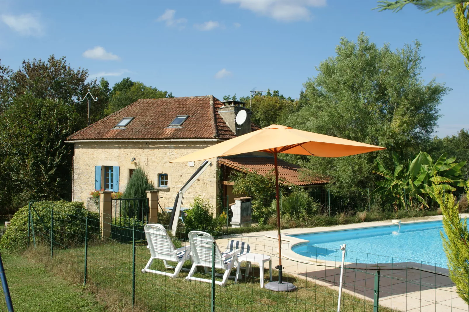 Maison de vacances Besse Le Moulinal Bas-Buitenkant zomer