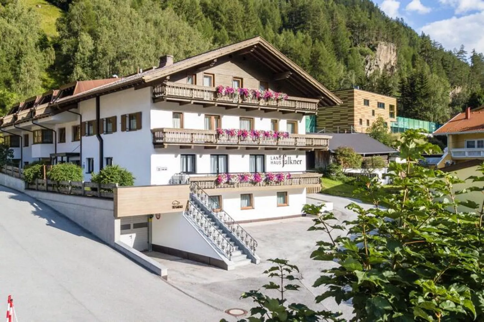 Landhaus Falkner Sölden-Buitenkant zomer