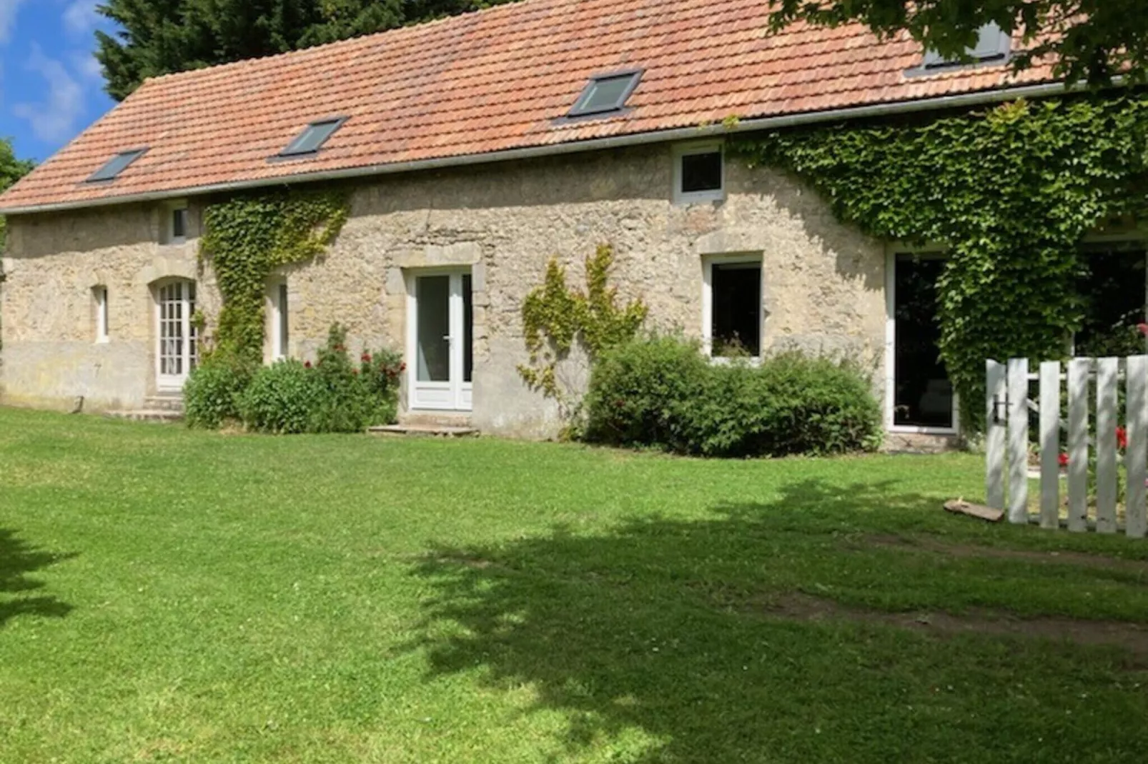 MAISON VIROLE-Buitenkant zomer