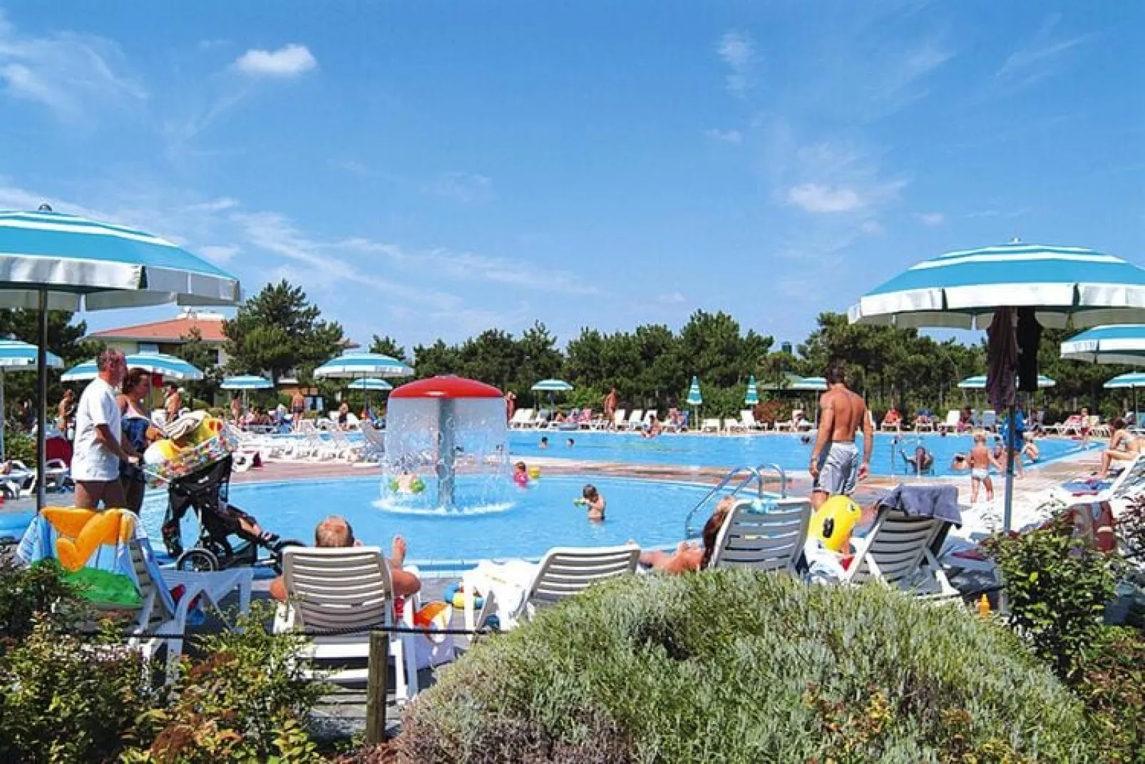 Holiday complex Villaggio Lido del Sole 1, Bibione-Villa Tipo B parking-Zwembad